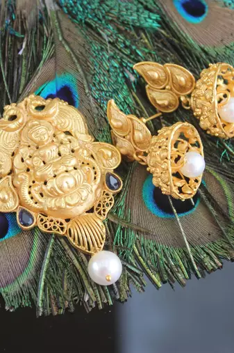 Temple lakshmi matte finish pendant set