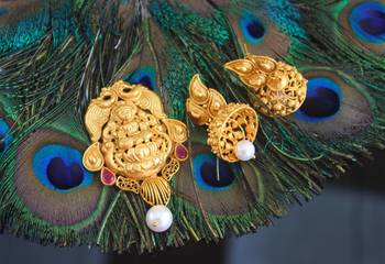 Temple lakshmi matte finish pendant set 1
