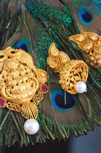 Temple lakshmi matte finish pendant set