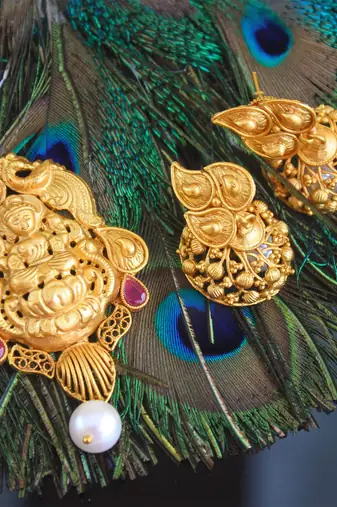 Temple lakshmi matte finish pendant set