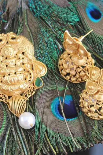 Temple lakshmi matte finish pendant set