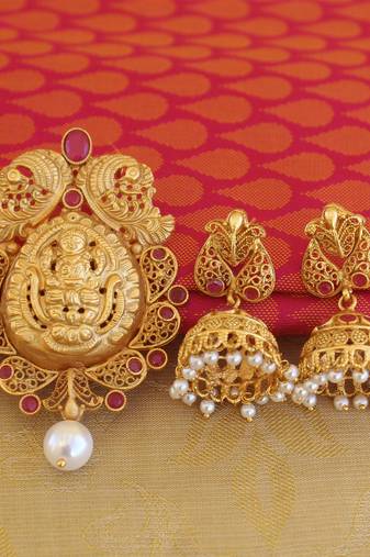 Temple lakshmi pink color matte finish pendant set