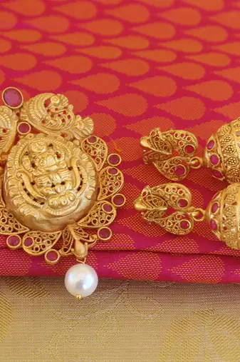 Temple lakshmi pink color matte finish pendant set