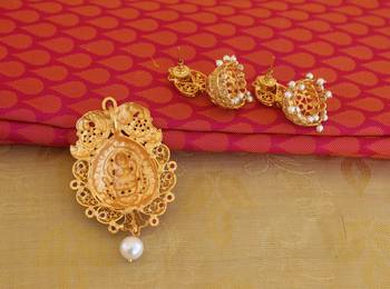 Temple lakshmi pink color matte finish pendant set 4