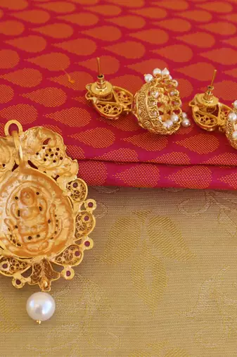 Temple lakshmi pink color matte finish pendant set