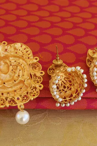 matte finish red temple lakshmi pendant set
