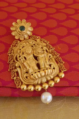 Radha krishna matte finish pendant set