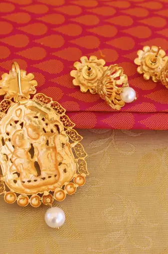 Radha krishna matte finish pendant set