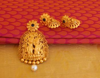 Radha krishna matte finish pendant set 1