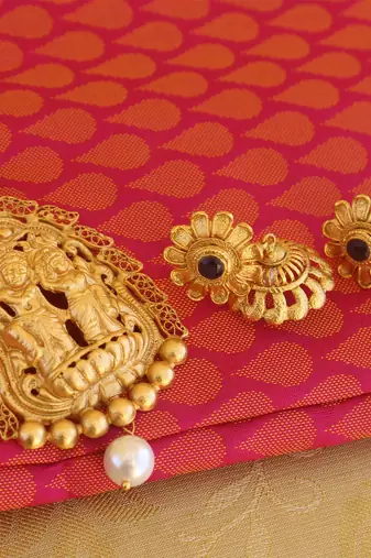 Radha krishna matte finish pendant set