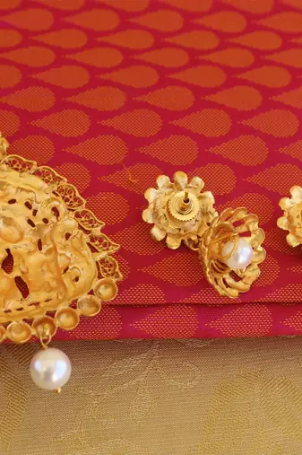 Radha krishna matte finish pendant set