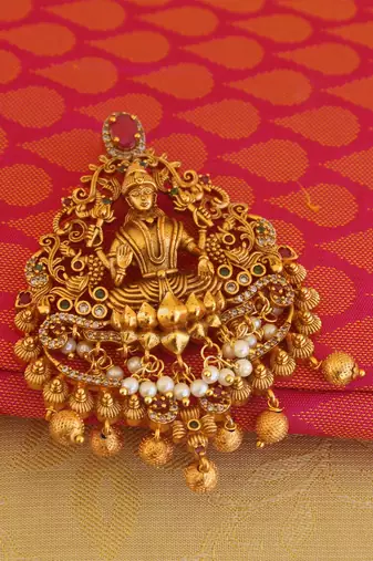 Matte finish lakshmi pendant set
