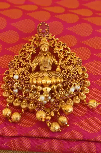 Matte finish lakshmi pendant set