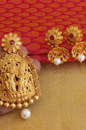 Radha krishna matte finish pendant set