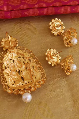 Radha krishna matte finish pendant set