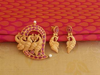 Mango shape matte finish peacock pendant set 1