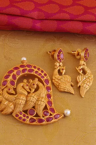 Mango shape matte finish peacock pendant set