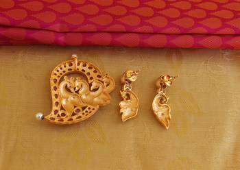 Mango shape matte finish peacock pendant set 5
