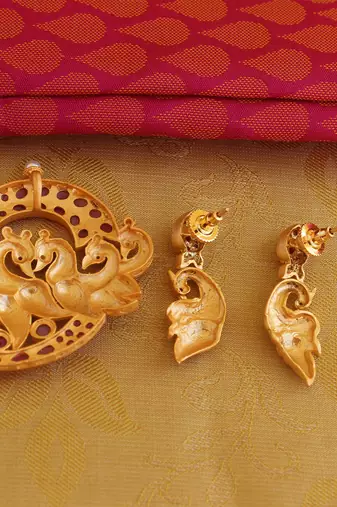 Mango shape matte finish peacock pendant set
