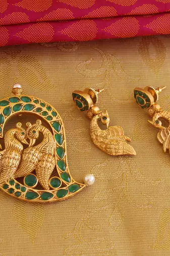 Mango shape matte finish peacock pendant set