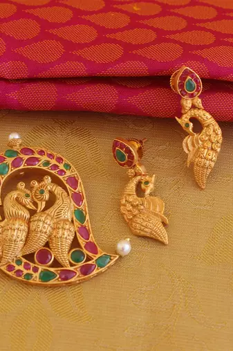 Mango shape matte finish peacock pendant set