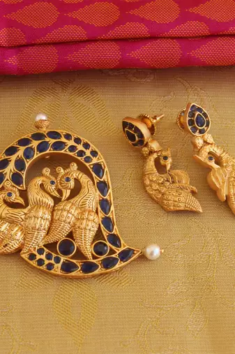 Mango shape matte finish peacock pendant set