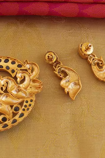 Mango shape matte finish peacock pendant set