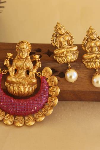Matte finish temple ruby pendant set
