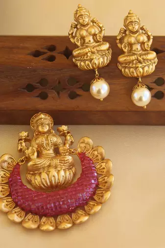 Matte finish temple ruby pendant set