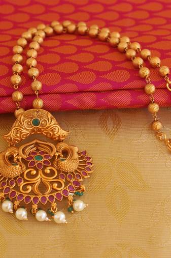 Matte finish kempu peacock necklace