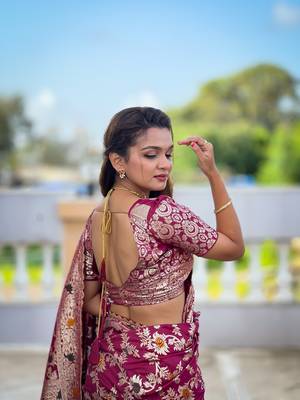 Soft dolla silk blend saree with zari weaving meenakari design 4