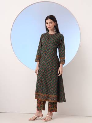  green floral a-line sequins work kurta and trouser with dupatta set 5