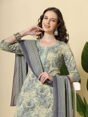 Green pure cotton paisley kurta dupatta pant set 4