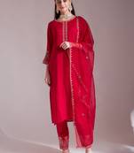  hot pink embroidered kurta with pant and dupatta comes with cotton lining
