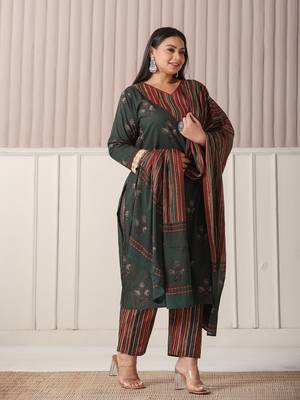green floral print,patch work,lace work plus size kurta set with pant & dupatta 2