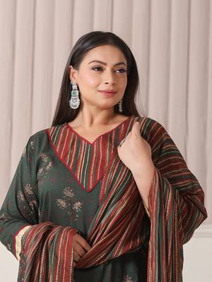 green floral print,patch work,lace work plus size kurta set with pant & dupatta 5