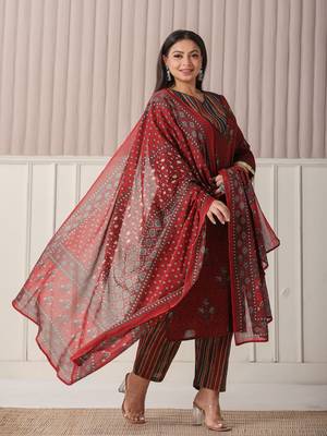 maroon floral print,patch work,lace work plus size kurta set with pant & dupatta 2
