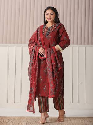 maroon floral print,patch work,lace work plus size kurta set with pant & dupatta 5