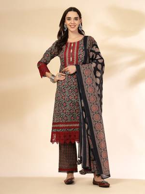  black cotton floral print kurta dupatta set with lace detailing 1