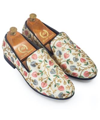 Beige embroidered ethnic kalamkari slipons 1