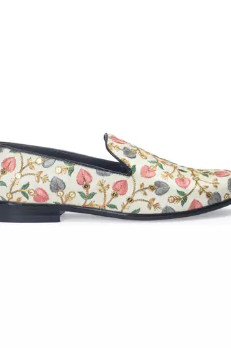 Beige embroidered ethnic kalamkari slipons