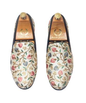 Beige embroidered ethnic kalamkari slipons 4