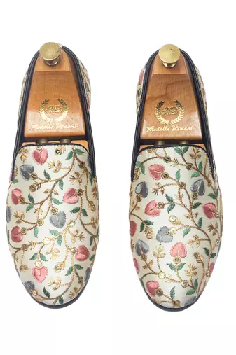 Beige embroidered ethnic kalamkari slipons