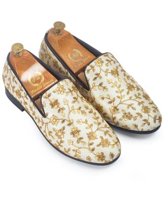 Beige embroidered ethnic swarnam slipons 1