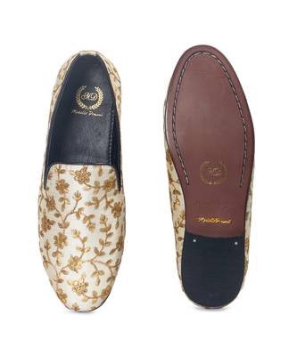 Beige embroidered ethnic swarnam slipons 3