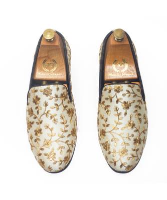 Beige embroidered ethnic swarnam slipons 4