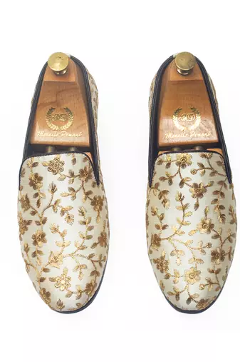 Beige embroidered ethnic swarnam slipons
