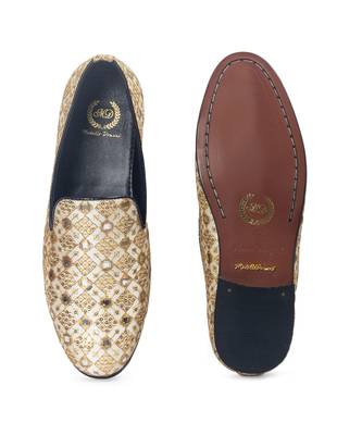 Beige embroidered ethnic darpan slipons 3
