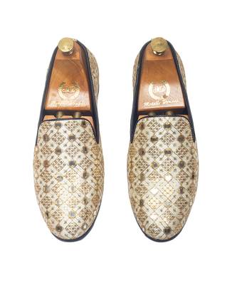Beige embroidered ethnic darpan slipons 4