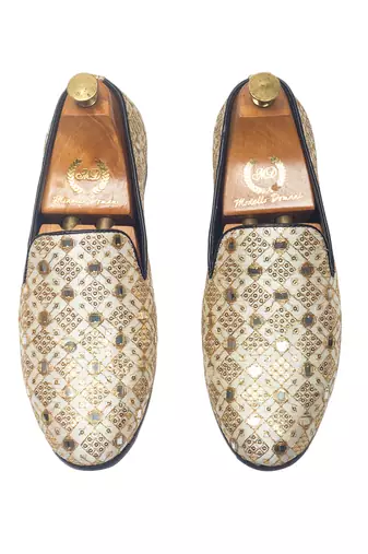 Beige embroidered ethnic darpan slipons